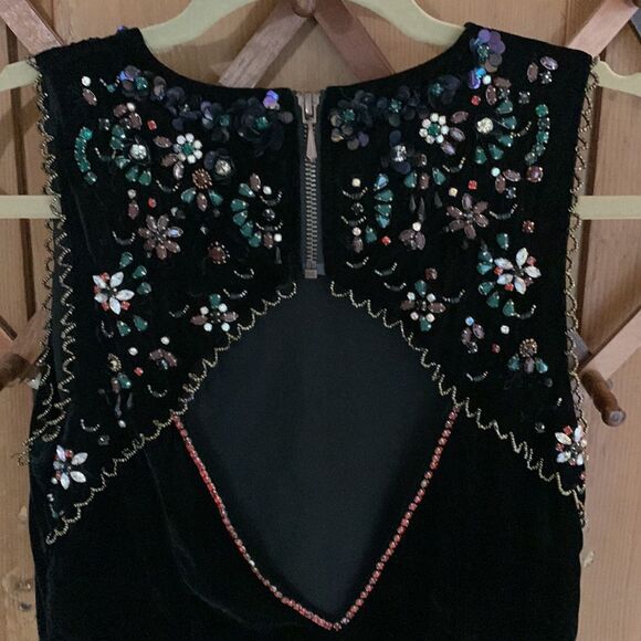 Ecote’ Jasmina crystal embellished black velvet sleeveless shift dress - Picture 10 of 12